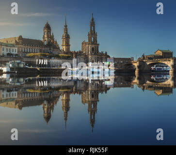 Paysage urbain d'Elbe à Dresde et Augustus Pont, Dresde, Saxe, Allemagne Banque D'Images