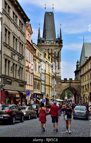Scène de rue de Prague avec les touristes, visiteurs, marcher le long de rue avec des bâtiments historiques, près de Tour du pont de la Vieille Ville Banque D'Images
