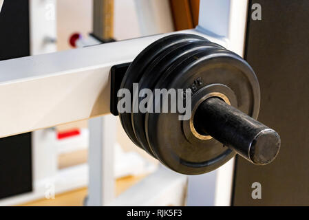 L'entraînement des haltères longues et remise en forme d'haltères dans sport fermer Banque D'Images