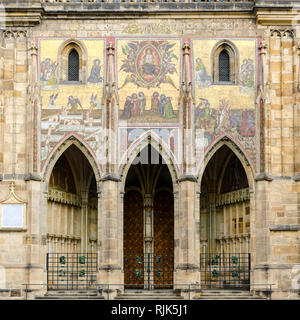 Mosaïque de le Jugement dernier à la Porte Dorée, Cathédrale Saint-Guy de Prague, Prague, République Tchèque Banque D'Images