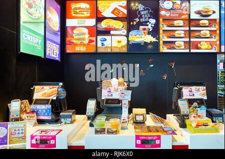 PATTAYA, THAÏLANDE - 20 février, 2016 : l'intérieur du restaurant McDonald's. McDonald's vend principalement hamburgers, cheeseburgers, poulet, frites, b Banque D'Images
