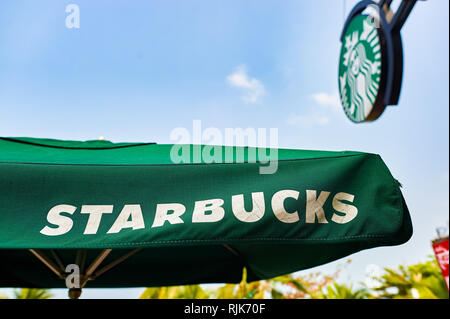 PATTAYA, THAÏLANDE - 20 février, 2016 : parapluie avec inscription de Starbucks. Starbucks Corporation est une entreprise américaine et mondiale de café café Banque D'Images