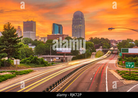 Winston-Salem, Caroline du Nord, USA skyline et les autoroutes au crépuscule. Banque D'Images