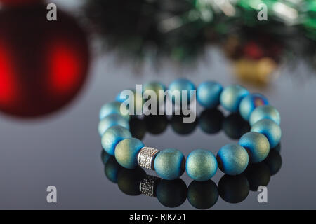 La femme exquis bracelet fait de pierres naturelles, de l'agate et quartz de sucre avec des accessoires qui sont incrustés de cubic zirconias. Close-up. Studio l Banque D'Images