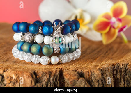 La femme exquise bracelets faits de pierres naturelles, de l'agate et quartz de sucre avec des accessoires qui sont incrustés de cubic zirconias. Close-up. Studio Banque D'Images