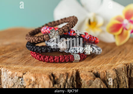 Broyanitsa, bracelet tissé de fil synthétique dans laquelle 33 noeuds et accessoires sous la forme de perles et de croix incrustée de cubic zirconias. Ha Banque D'Images