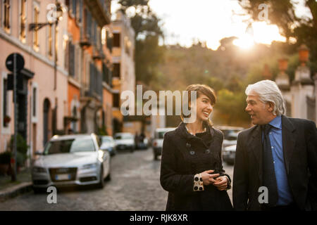 Homme d'âge moyen attendre patiemment pour sa date avec un bouquet de fleurs. Banque D'Images