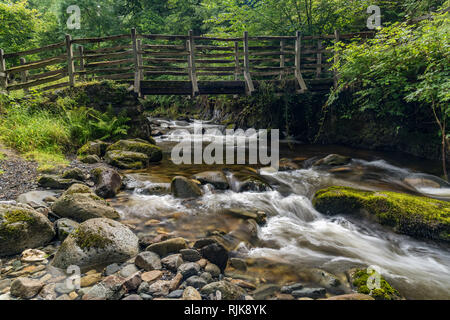 Beau pont au-dessus de l'eau dans le parc national de Snowdonia, Gwynedd, Pays de Galles, Royaume-Uni Banque D'Images