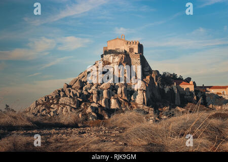 La chapelle de Notre Dame de Penha ou sanctuaire de Peninha, est un bâtiment situé sur une élévation de la Serra de Sintra, dans la paroisse de Colares, en th Banque D'Images