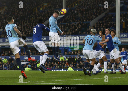 Liverpool, Royaume-Uni. Feb 06, 2019. Aymeric Laporte de Manchester City Crédit : chefs la balle et marque son 1er des équipes objectif. Premier League, Everton v Manchester City à Goodison Park à Liverpool le mercredi 6 février 2019. Cette image ne peut être utilisé qu'à des fins rédactionnelles. Usage éditorial uniquement, licence requise pour un usage commercial. Aucune utilisation de pari, de jeux ou d'un seul club/ligue/dvd publications. Photos par Chris Stading/Andrew Orchard la photographie de sport/Alamy Live News Banque D'Images