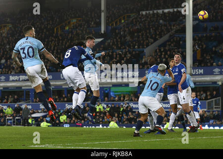 Liverpool, Royaume-Uni. Feb 06, 2019. Aymeric Laporte de Manchester City Crédit : chefs la balle et marque son 1er but.Les équipes de Premier League match, Everton v Manchester City à Goodison Park à Liverpool le mercredi 6 février 2019. Cette image ne peut être utilisé qu'à des fins rédactionnelles. Usage éditorial uniquement, licence requise pour un usage commercial. Aucune utilisation de pari, de jeux ou d'un seul club/ligue/dvd publications. Photos par Chris Stading/Andrew Orchard la photographie de sport/Alamy Live News Banque D'Images