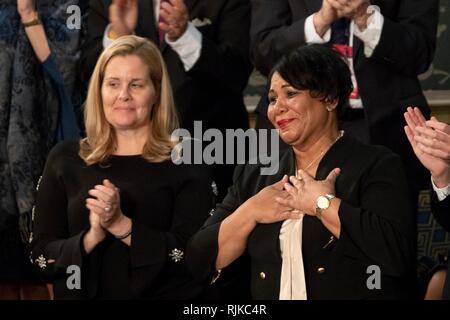 Washington, États-Unis d'Amérique. 05 févr., 2019. Alice Johnson, qui purgeait une peine obligatoire d'emprisonnement à vie sans libération conditionnelle, dans une affaire de drogue non-violente et s'est vu accorder la clémence, se dresse dans la galerie après avoir été reconnu par le Président Donald Trump lors de l'état de l'Union à une session conjointe du Congrès le 5 février 2019 à Washington, DC. Debout à côté de Johnson sont Trump-fils Jared Kushner, centre, et sa femme Ivanka Trump. Credit : Planetpix/Alamy Live News Banque D'Images