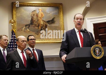 Washington, District de Columbia, Etats-Unis. Feb 6, 2019. David Malpass, Président des Etats-Unis, Donald J. Trump's choice pour diriger la Banque mondiale, fait de remarques dans la Roosevelt Room de la Maison Blanche, à Washington, DC, le 6 février 2019. À gauche sont la représentante au Commerce des États-Unis, Robert Lighthizer, secrétaire au Commerce Wilbur L. Ross, Jr., et le secrétaire au Trésor américain Steven T. Mnunchin Crédit : Martin H. Simon/CNP/ZUMA/Alamy Fil Live News Banque D'Images