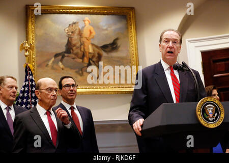 David Malpass, Président des Etats-Unis, Donald J. Trump's choice pour diriger la Banque mondiale, fait de remarques dans la Roosevelt Room de la Maison Blanche, à Washington, DC, le 6 février 2019. À gauche sont la représentante au Commerce des États-Unis, Robert Lighthizer, secrétaire au Commerce Wilbur L. Ross, Jr., et la Secrétaire du Conseil du Trésor. Mnunchin Steven T. Crédit : Martin H. Simon/CNP | conditions dans le monde entier Banque D'Images