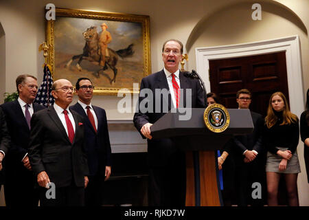 David Malpass, Président des Etats-Unis, Donald J. Trump's choice pour diriger la Banque mondiale, fait de remarques dans la Roosevelt Room de la Maison Blanche, à Washington, DC, le 6 février 2019. À la recherche sur de gauche : la représentante au Commerce des États-Unis, Robert Lighthizer, secrétaire au Commerce Wilbur L. Ross, Jr., et la Secrétaire du Conseil du Trésor. Mnunchin Steven T. Crédit : Martin H. Simon/CNP | conditions dans le monde entier Banque D'Images