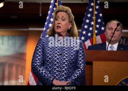 Washington, États-Unis d'Amérique. Feb 06, 2019. Ann Wagner, représentant républicain de New York, parle avec des journalistes après une conférence de presse sur la colline du Capitole à Washington, DC, le 6 février 2019. Crédit : Alex Edelman/CNP Crédit dans le monde entier | conditions : dpa/Alamy Live News Banque D'Images