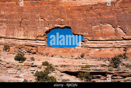 Janvier 2019 : les murs de canyon profond et un ciel bleu d'hiver la trame d'or spectaculaire bar Arch, également connu sous le nom de Jeep Arch, qui se trouve juste en dehors du Parc National de Canyonlands sur United States Bureau of Land Management terrain près de Moab, Utah. Larry Clouse/CSM. Banque D'Images