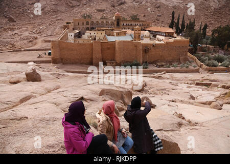 Sinaï, Égypte. Feb 6, 2019. Les touristes visiter le Monastère de Sainte Catherine au pied du Mont Sinaï dans la région de Saint Catherine, Province du Sud du Sinaï, en Égypte, le 6 février 2019. Le monastère est l'un des plus anciens monastères chrétiens qui travaillent dans le monde et aussi un site du patrimoine mondial de l'UNESCO. Credit : Ahmed Gomaa/Xinhua/Alamy Live News Banque D'Images