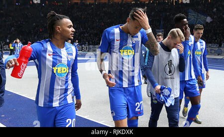 06 février 2019, Berlin : Soccer : DFB, Hertha BSC - Bayern Munich, ronde de 16. (Vl) joueurs Hertha Valentino Lazaro, Davie, Selke Köpke, Pascal Torunarigha la Jordanie, Niklas Stark exécuter déçu après la fin de la partie de la courbe du ventilateur vers la cabine. (Remarque importante : la DFB interdit l'utilisation de la séquence d'images sur Internet et dans les médias en ligne pendant le jeu (y compris la mi-temps). Période de blocage ! La DFB permet la publication et l'utilisation d'images sur des appareils mobiles (MMS) et en particulier via le DVB-H et DMB qu'après la fin du jeu.) Photo : Andreas Gora/dpa Banque D'Images