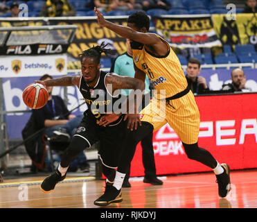 Athènes, Grèce. Feb 6, 2019. Howard Sant-Roos (R) de l'AEK Athènes le dispute à Paris Lee de Telenet Anvers géant durant la saison régulière de basket-ball match de tournoi de la Ligue des Champions entre l'AEK Athènes et Telenet Anvers géant à Athènes, Grèce, le 6 février 2019. Credit : Marios Lolos/Xinhua/Alamy Live News Banque D'Images