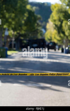 Studio City, CA USA 06 février 2019 L'équipe SWAT de la police de Los Angeles à un face-à-face avec un suspect recherché. Credit : Chester Brown/Alamy Live News Banque D'Images