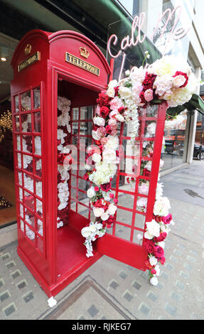 Londres, Royaume-Uni. Feb 6, 2019. Valentines Day 'Call me Love' de roses autour d'une cabine téléphonique et cycle décoratif vu dans Mayfair. Credit : Keith Mayhew SOPA/Images/ZUMA/Alamy Fil Live News Banque D'Images