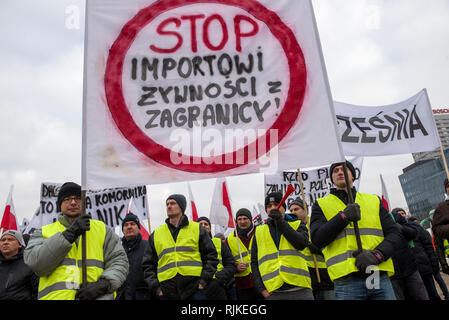 Les manifestants tiennent une bannière disant arrêter l'importation des aliments de l'étranger au cours de la protestation. Des milliers d'agriculteurs de l'ensemble de la Pologne ont organisé une manifestation devant le palais présidentiel à Varsovie, en réclamant le remboursement de diverses compensations, le contrôle et les restrictions sur les importations de produits agricoles, ainsi qu'une hausse des prix d'achat, la démonstration a été organisée par le groupe Agrounia et avaient été facturés par les agriculteurs comme le 'Siege de Varsovie." Les agriculteurs ont pris un cercueil pour le président comme un symbole de la mort de l'agriculture polonaise. Banque D'Images