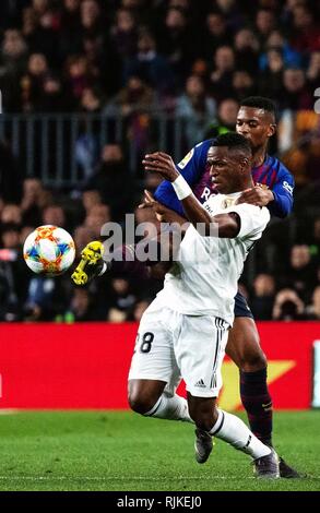 Barcelone, Espagne. Feb 6, 2019. Le Real Madrid Junior Vinicius (en bas) est en concurrence avec le FC Barcelone en Espagne durant la Semedo Nelson King's Cup Match demi-finale match aller entre le FC Barcelone et le Real Madrid à Barcelone, Espagne, le 6 février 2019. Le match s'est terminé par un nul 1-1. Credit : Joan Gosa/Xinhua/Alamy Live News Banque D'Images