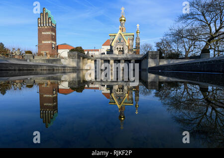 Darmstadt, Allemagne. Feb 06, 2019. La tour de mariage (1908 l), conçu par l'architecte Joseph Maria Olbrich et le bâtiment d'exposition (1908) ainsi que la chapelle russe, qui caractérisent l'image de Mathildenhöhe, se reflètent dans le bassin de la Lys. En été 2020, le Comité du patrimoine mondial va décider si Mathildenhöhe, célèbre pour ses bâtiments Art Nouveau, sera inclus sur la liste de l'UNESCO tant convoité. (À propos de 'Mathildenhöhe : Darmstadt dpa informe sur l'état de l'application de l'UNESCO' à partir de 07.02.2019) Crédit : Arne Dedert/dpa/Alamy Live News Banque D'Images