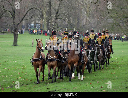 Londres, Royaume-Uni. Feb 06, 2019. Des soldats de la troupe Kings Royal Horse Artillery regagner les casernes après la salve d'artillerie. Une salve de 41 est déclenché par la troupe Kings Royal Horse Artillery dans Green Park aujourd'hui pour marquer le 67e anniversaire de l'adhésion de la reine Elizabeth II au trône. Sa Majesté la Reine Elizabeth II est le plus ancien monarque. Les Kings Royal Horse Artillery Jour de l'accession au salut au canon, Green Park, Londres, le 6 février 2019. Crédit : Paul Marriott/Alamy Live News Banque D'Images