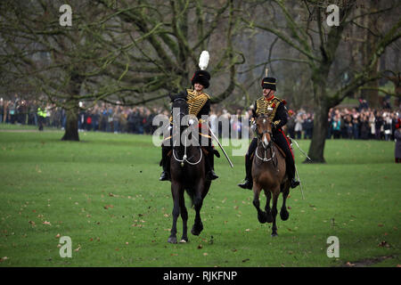 Londres, Royaume-Uni. Feb 06, 2019. Des soldats de la troupe Kings Royal Horse Artillery regagner les casernes après la salve d'artillerie. Une salve de 41 est déclenché par la troupe Kings Royal Horse Artillery dans Green Park aujourd'hui pour marquer le 67e anniversaire de l'adhésion de la reine Elizabeth II au trône. Sa Majesté la Reine Elizabeth II est le plus ancien monarque. Les Kings Royal Horse Artillery Jour de l'accession au salut au canon, Green Park, Londres, le 6 février 2019. Crédit : Paul Marriott/Alamy Live News Banque D'Images