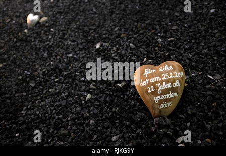 Duiisburg, Allemagne. Feb 06, 2019. Un coeur en pierre avec l'inscription 'pour Eike, qui aurait eu 22 sur 25.2.2011' est au memorial place de la Loveparade. Huit ans et demi après la catastrophe de la Love Parade avec 21 décès, le procès contre la plupart de l'accusé a pris fin sans punition. Crédit : Martin Gerten/dpa/Alamy Live News Banque D'Images