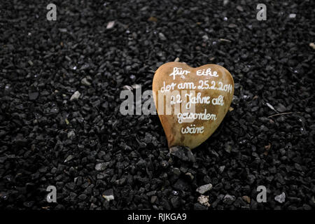 Duiisburg, Allemagne. Feb 06, 2019. Un coeur en pierre avec l'inscription 'pour Eike, qui aurait eu 22 sur 25.2.2011' est au memorial place de la Loveparade. Huit ans et demi après la catastrophe de la Love Parade avec 21 décès, le procès contre la plupart de l'accusé a pris fin sans punition. Crédit : Martin Gerten/dpa/Alamy Live News Banque D'Images