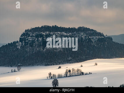 06 février 2019, Saxe, Königstein : Vue Montagne Pfaffenstein, prises à partir de la forteresse Königstein. Photo : Monika Skolimowska/dpa-Zentralbild/dpa Banque D'Images