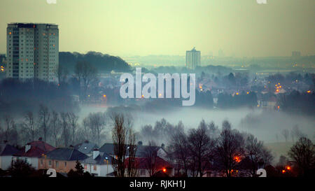 Glasgow, Scotland, UK 7, Février, 2019 UK Météo : des températures de congélation vu du brouillard au sol à l'extrémité ouest de banlieues et les verts de golf Knightswood fumaient dans l'aube qui était caché derrière les nuages. Gerard crédit Ferry/Alamy Live News Banque D'Images