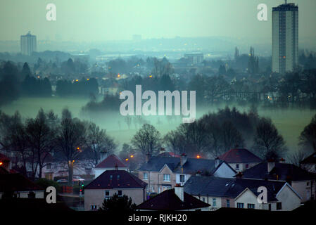 Glasgow, Scotland, UK 7, Février, 2019 UK Météo : des températures de congélation vu du brouillard au sol à l'extrémité ouest de banlieues et les verts de golf Knightswood fumaient dans l'aube qui était caché derrière les nuages. Gerard crédit Ferry/Alamy Live News Banque D'Images