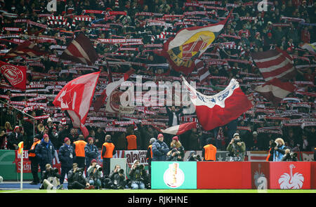 06 février 2019, Berlin : Soccer : DFB, Hertha BSC - Bayern Munich, ronde de 16. Bayern Munich fans encourager leur équipe dans l'invité du Stade Olympique de Berlin. Photo : Andreas Gora/DPA - NOTE IMPORTANTE : en conformité avec les exigences de la DFL Deutsche Fußball Liga ou la DFB Deutscher Fußball-Bund, il est interdit d'utiliser ou avoir utilisé des photographies prises dans le stade et/ou la correspondance dans la séquence sous forme d'images et/ou vidéo-comme des séquences de photos. Banque D'Images