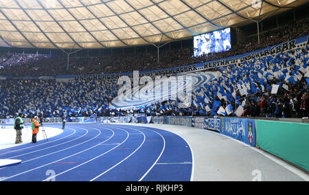 06 février 2019, Berlin : Soccer : DFB, Hertha BSC - Bayern Munich, ronde de 16. Les fans de Hertha BSC dans la courbe swing bleu-drapeaux blancs, la bannière est imbattable Hertha est vu au-dessus de leurs têtes. Photo : Andreas Gora/DPA - NOTE IMPORTANTE : en conformité avec les exigences de la DFL Deutsche Fußball Liga ou la DFB Deutscher Fußball-Bund, il est interdit d'utiliser ou avoir utilisé des photographies prises dans le stade et/ou la correspondance dans la séquence sous forme d'images et/ou vidéo-comme des séquences de photos. Banque D'Images