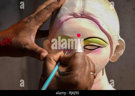 Agartala, Inde, le 6 février 2019. Feb, 2019 5. Un artiste donne la touche finale à l'argile, idole de Saraswati, la déesse hindoue de l'éducation, l'art et la musique, dans son studio de Agartala, la capitale de l'Inde du nord-est de l'Etat de Tripura, le 6 février 2019. L'Hindu bonté est adoré dans Tripura au 5ème jour du mois de calendrier hindou Magha, qui tombe le 10 février. Elle est célébrée dans les temples ainsi que dans les établissements d'Abishai Crédit : Saha/IMAGESLIVE/ZUMA/Alamy Fil Live News Banque D'Images