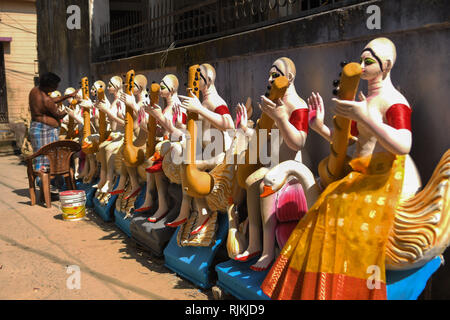 Agartala, Inde, le 6 février 2019. Feb, 2019 5. Un artiste donne la touche finale à l'argile, idole de Saraswati, la déesse hindoue de l'éducation, l'art et la musique, dans son studio de Agartala, la capitale de l'Inde du nord-est de l'Etat de Tripura, le 6 février 2019. L'Hindu bonté est adoré dans Tripura au 5ème jour du mois de calendrier hindou Magha, qui tombe le 10 février. Elle est célébrée dans les temples ainsi que dans les établissements d'Abishai Crédit : Saha/IMAGESLIVE/ZUMA/Alamy Fil Live News Banque D'Images