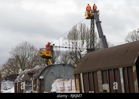 07 février 2019, Rhénanie-Palatinat, Unkel : Après l'incendie de quatre wagons de fret, les employés de chemin de fer sont occupés à la récupération et la réparation de la ligne. La ligne de chemin de fer sur la rive droite du Rhin est fermé jusqu'à nouvel avis. Photo : Thomas Frey/dpa Banque D'Images