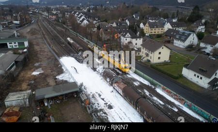 07 février 2019, Rhénanie-Palatinat, Unkel : Après l'incendie de quatre wagons de fret, les employés de chemin de fer sont occupés à la récupération et la réparation de la ligne. La ligne de chemin de fer sur la rive droite du Rhin est fermé jusqu'à nouvel avis. (Photographie aérienne avec drone) Photo : Thomas Frey/dpa Banque D'Images