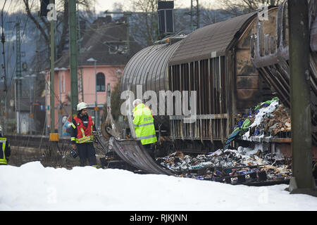 07 février 2019, Rhénanie-Palatinat, Unkel : Après l'incendie de quatre wagons de fret, les employés de chemin de fer sont occupés à la récupération et la réparation de la ligne. La ligne de chemin de fer sur la rive droite du Rhin est fermé jusqu'à nouvel avis. Photo : Thomas Frey/dpa Banque D'Images