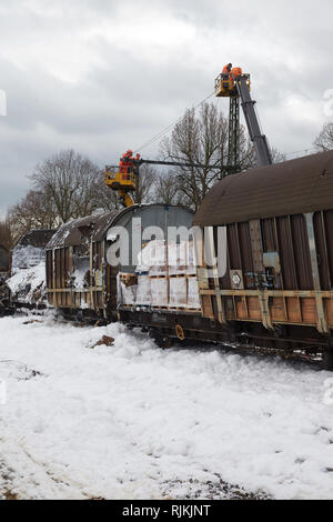 07 février 2019, Rhénanie-Palatinat, Unkel : Après l'incendie de quatre wagons de fret, les employés de chemin de fer sont occupés à la récupération et la réparation de la ligne. La ligne de chemin de fer sur la rive droite du Rhin est fermé jusqu'à nouvel avis. Photo : Thomas Frey/dpa Banque D'Images