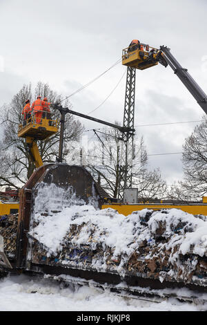 07 février 2019, Rhénanie-Palatinat, Unkel : Après l'incendie de quatre wagons de fret, les employés de chemin de fer sont occupés à la récupération et la réparation de la ligne. La ligne de chemin de fer sur la rive droite du Rhin est fermé jusqu'à nouvel avis. Photo : Thomas Frey/dpa Banque D'Images