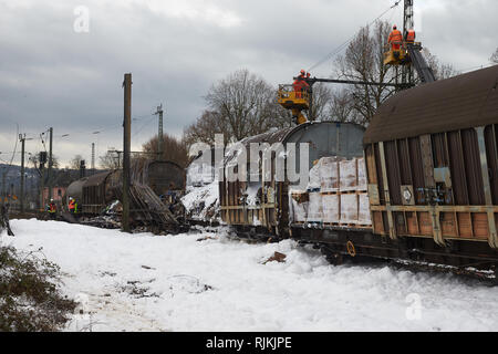 07 février 2019, Rhénanie-Palatinat, Unkel : Après l'incendie de quatre wagons de fret, les employés de chemin de fer sont occupés à la récupération et la réparation de la ligne. La ligne de chemin de fer sur la rive droite du Rhin est fermé jusqu'à nouvel avis. Photo : Thomas Frey/dpa Banque D'Images