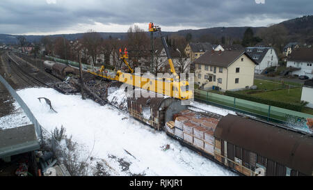 07 février 2019, Rhénanie-Palatinat, Unkel : Après l'incendie de quatre wagons de fret, les employés de chemin de fer sont occupés à la récupération et la réparation de la ligne. La ligne de chemin de fer sur la rive droite du Rhin est fermé jusqu'à nouvel avis. (Photographie aérienne avec drone) Photo : Thomas Frey/dpa Banque D'Images