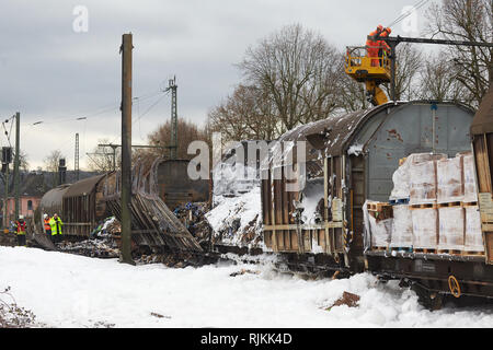 07 février 2019, Rhénanie-Palatinat, Unkel : Après l'incendie de quatre wagons de fret, les employés de chemin de fer sont occupés à la récupération et la réparation de la ligne. La ligne de chemin de fer sur la rive droite du Rhin est fermé jusqu'à nouvel avis. Photo : Thomas Frey/dpa Banque D'Images