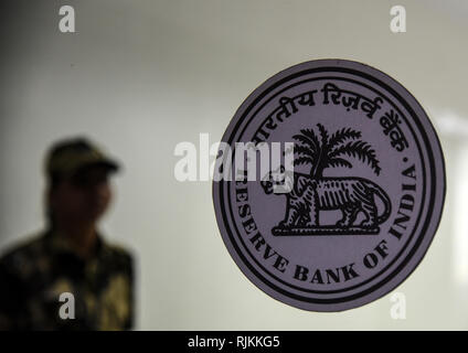 (190207) -- Mumbai, 7 février 2019 (Xinhua) -- un personnel de sécurité monte la garde près du logo de la Reserve Bank of India (RBI) à l'intérieur de son siège à Mumbai, Inde, le 7 février 2019. La banque centrale de l'Inde - la Reserve Bank of India (RBI) le jeudi a réduit le taux des pensions, ou le taux d'intérêt auquel elle prête de l'argent aux banques, par un taux marginal de 25 points de base. Le nouveau taux des pensions s'élève maintenant à 6,25  % 6,50  % à partir de l'ancien. (Xinhua/Stringer) Banque D'Images