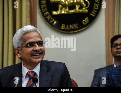 (190207) -- Mumbai, 7 février 2019 (Xinhua) -- La Reserve Bank of India (RBI) Shaktikanta Gouverneur Das assiste à une conférence de presse après un examen de la politique monétaire à Mumbai, Inde, le 7 février 2019. La banque centrale de l'Inde - la Reserve Bank of India (RBI) le jeudi a réduit le taux des pensions, ou le taux d'intérêt auquel elle prête de l'argent aux banques, par un taux marginal de 25 points de base. Le nouveau taux des pensions s'élève maintenant à 6,25  % 6,50  % à partir de l'ancien. (Xinhua/Stringer) Banque D'Images